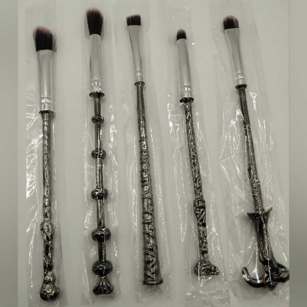 Storybook Cosmetics Harry Potter Brush Set With Velvet Bag - Picture 6 of 8